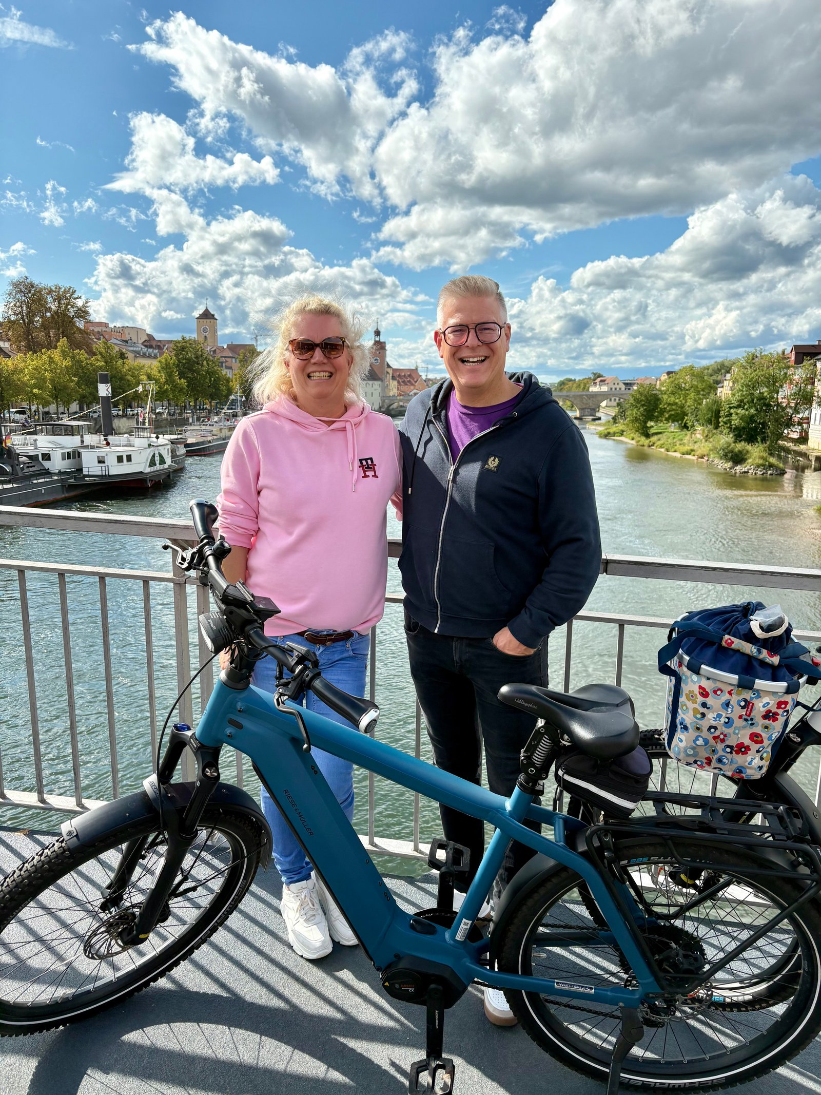 Tobias Sedlatschek beim Fahrradfahren im Freien.