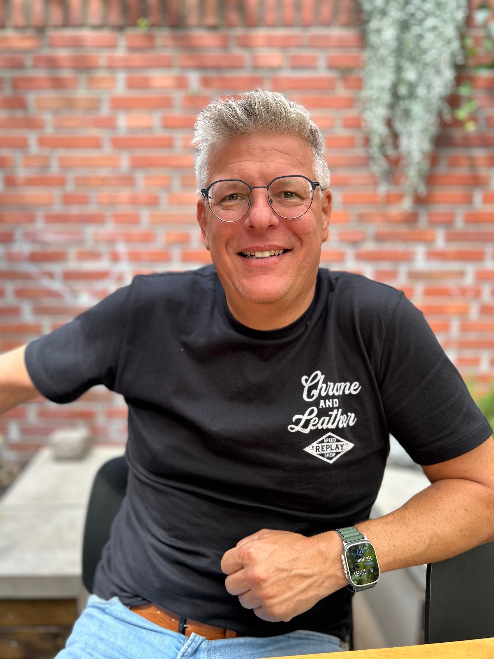Tobias Sedlatschek lächelt in die Kamera, casual gekleidet in einem dunklen T-Shirt.